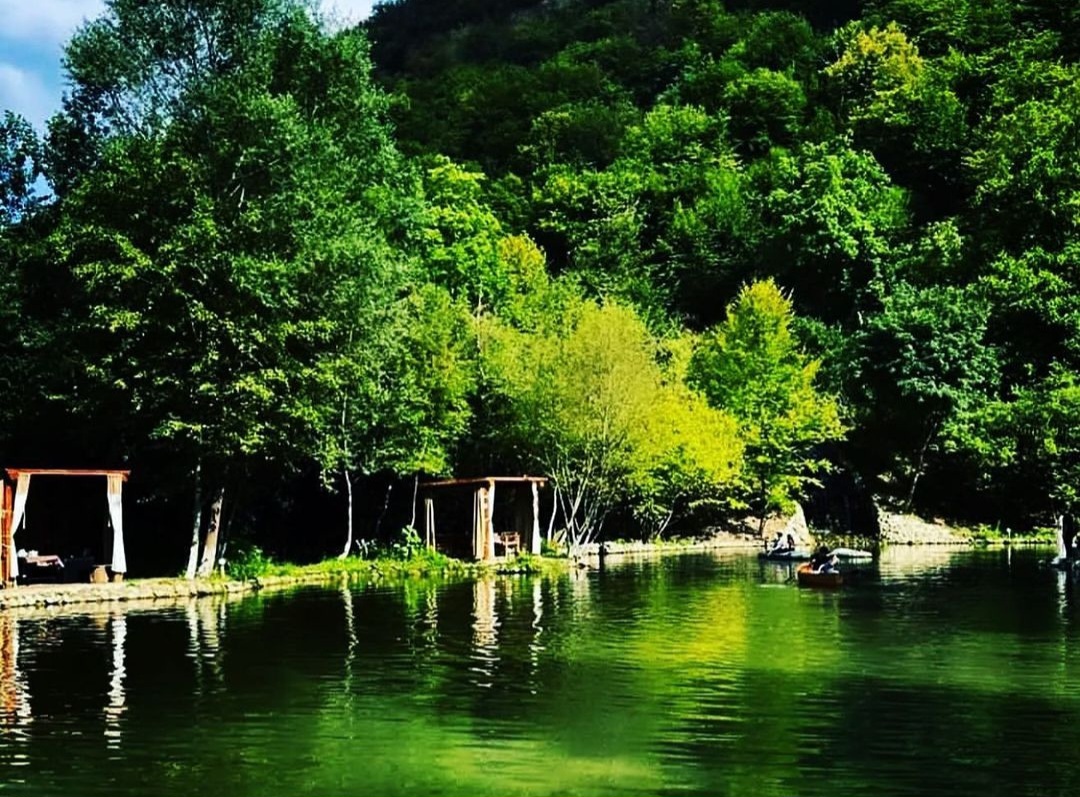 Rancho with fun for kids, beautiful nature, different kinds of animals, including a lake with goldfish.